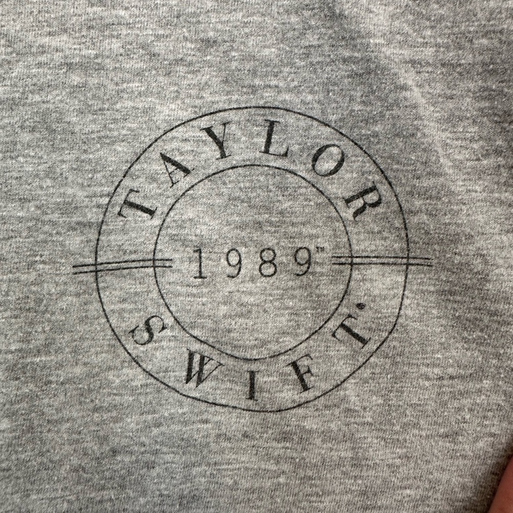 TAYLOR SWIFT Original 1989 World Tour Long Sleeve Shirt
